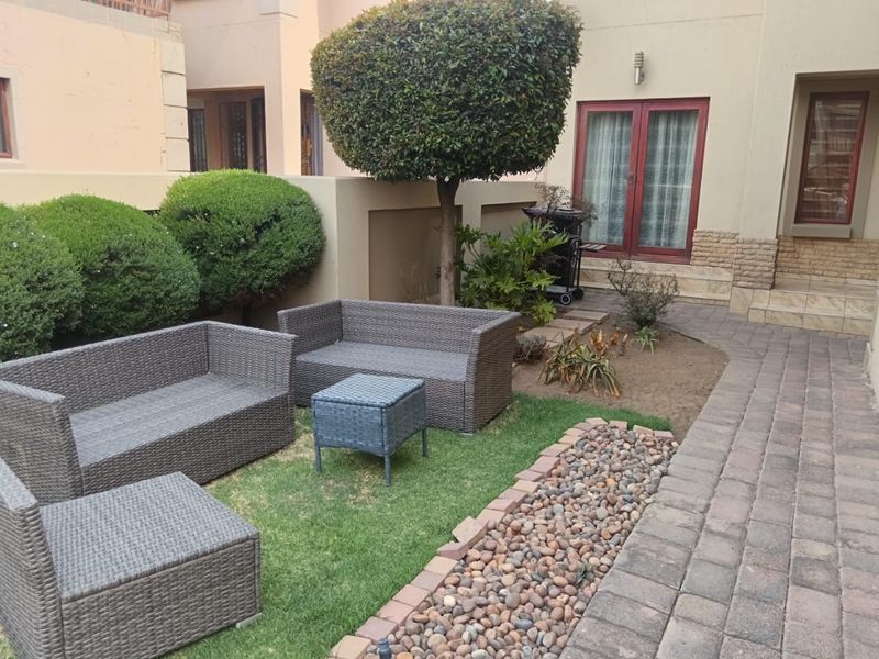 Luxurious 3-Bedroom Double-Story Home in an Exclusive Estate - Photo 4