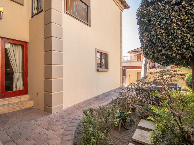 Luxurious 3-Bedroom Double-Story Home in an Exclusive Estate - Photo 6