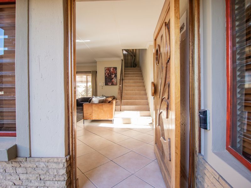 Luxurious 3-Bedroom Double-Story Home in an Exclusive Estate - Photo 7