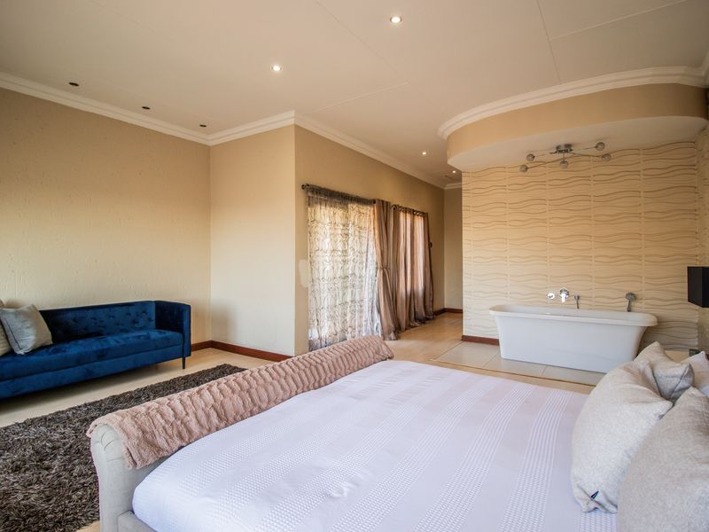 Luxurious 3-Bedroom Double-Story Home in an Exclusive Estate - Photo 8