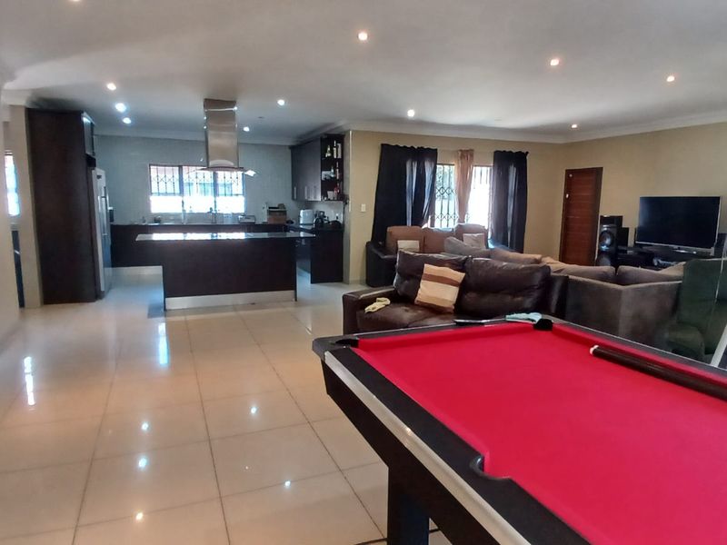 !Generous, Grand, Excellent! !Masterful Design, Modern Home For The Big Family! - Photo 5