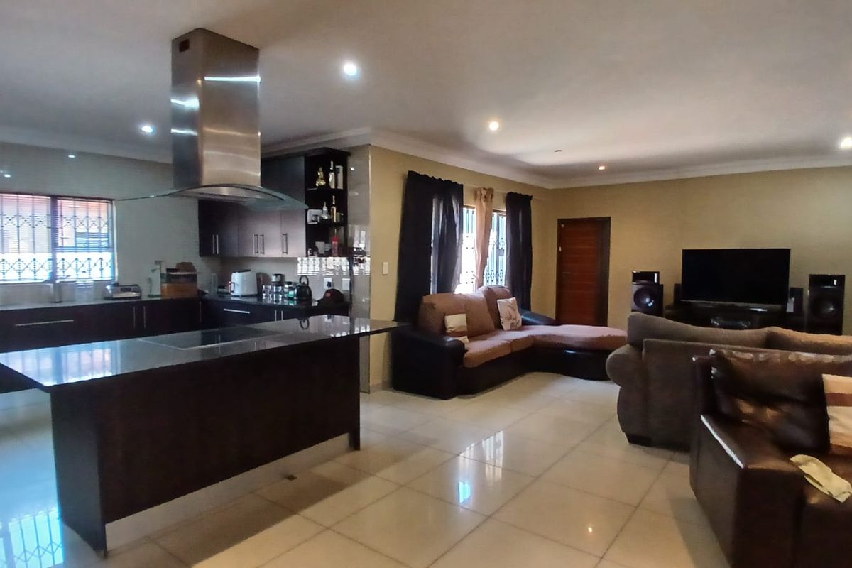 !Generous, Grand, Excellent! !Masterful Design, Modern Home For The Big Family! - Photo 4