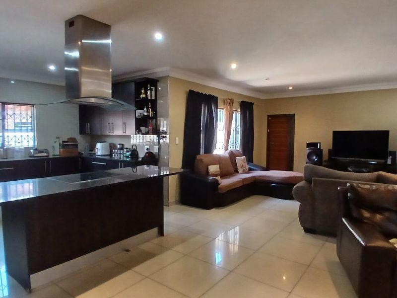 !Generous, Grand, Excellent! !Masterful Design, Modern Home For The Big Family! - Photo 4