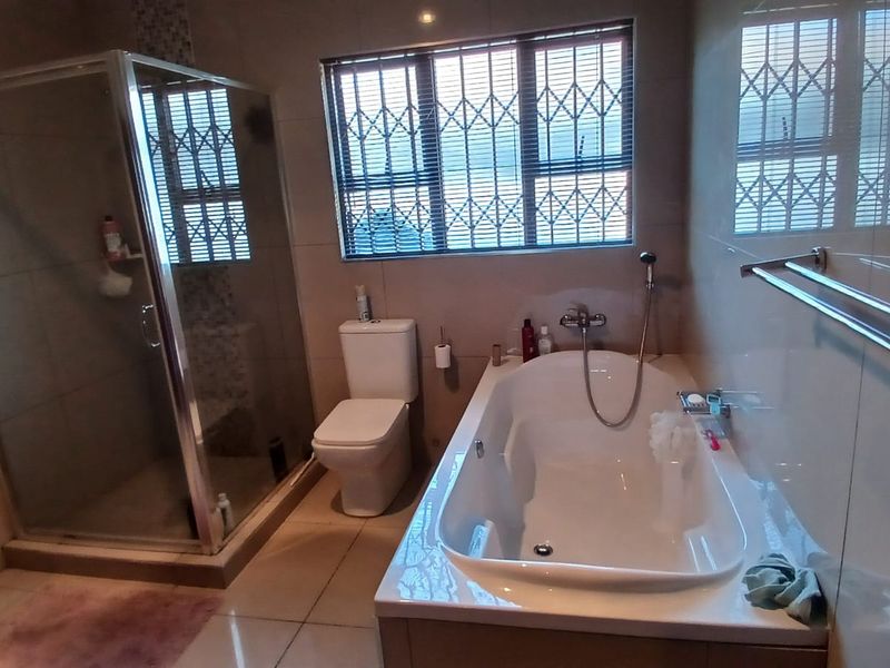 !Generous, Grand, Excellent! !Masterful Design, Modern Home For The Big Family! - Photo 9