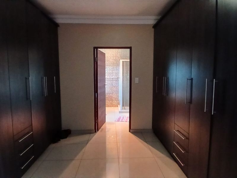 !Generous, Grand, Excellent! !Masterful Design, Modern Home For The Big Family! - Photo 7