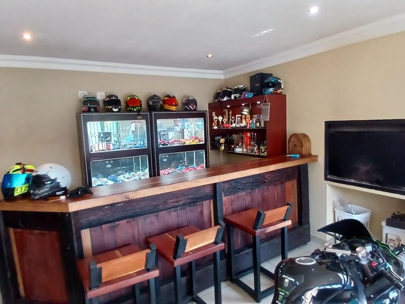 !Generous, Grand, Excellent! !Masterful Design, Modern Home For The Big Family! - Photo 6