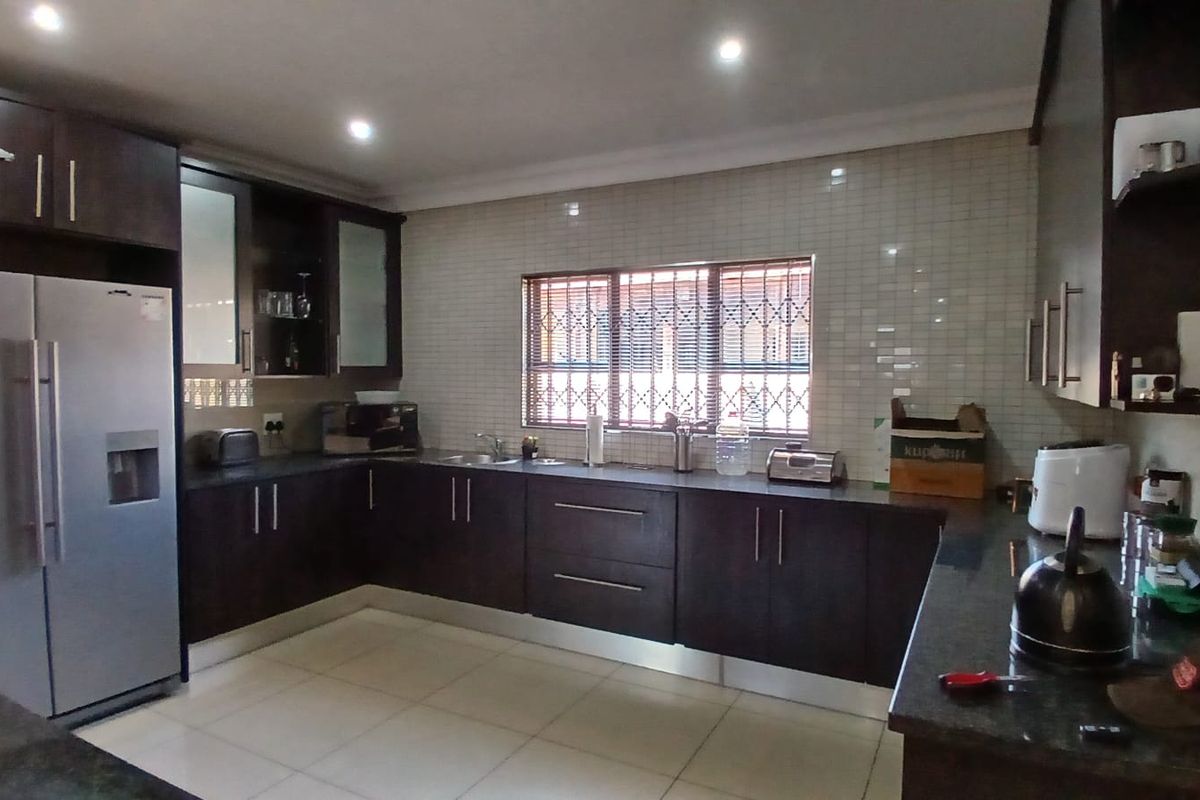 !Generous, Grand, Excellent! !Masterful Design, Modern Home For The Big Family! - Photo 3
