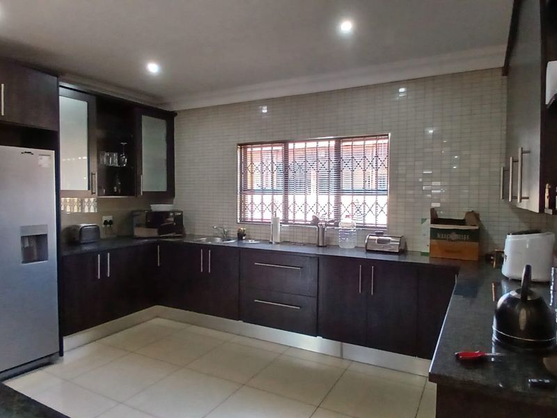 !Generous, Grand, Excellent! !Masterful Design, Modern Home For The Big Family! - Photo 3
