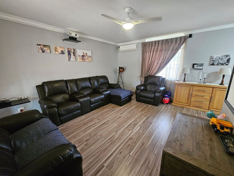 For Sale: Stunning Modern House in Sasolburg - Photo 2