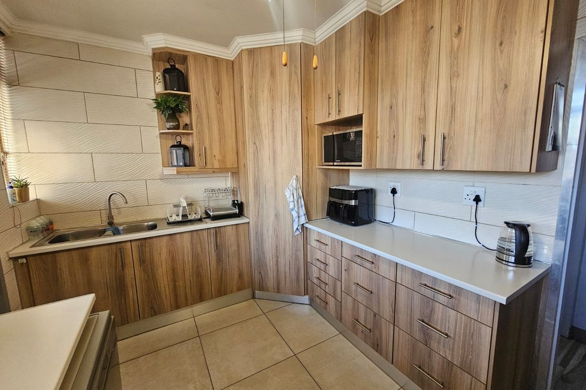 For Sale: Stunning Modern House in Sasolburg - Photo 5