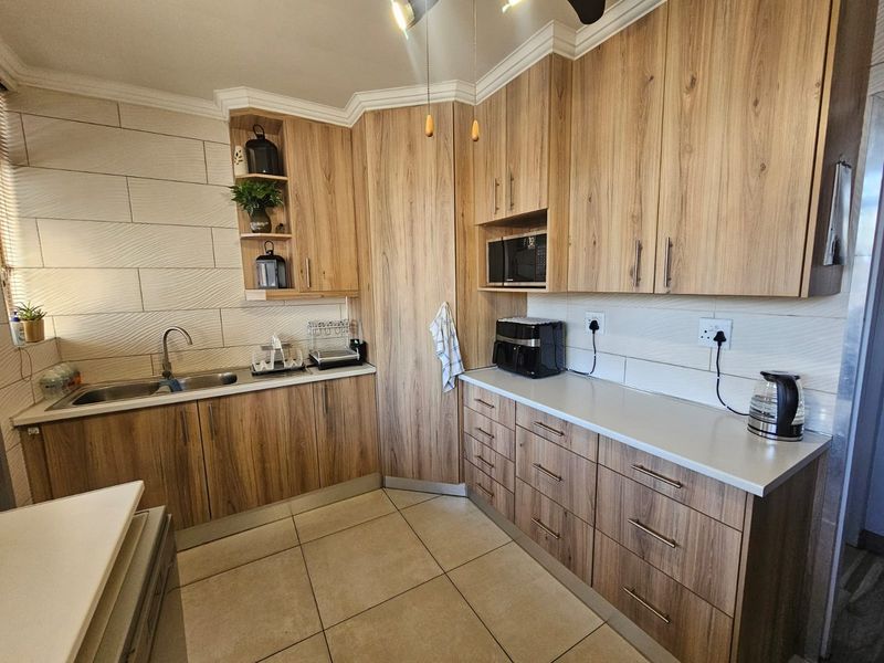 For Sale: Stunning Modern House in Sasolburg - Photo 5