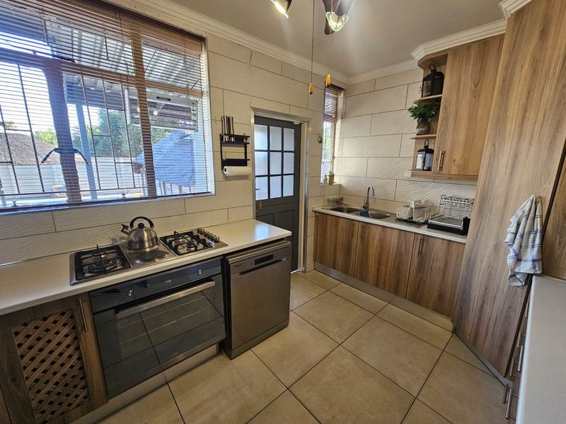 For Sale: Stunning Modern House in Sasolburg - Photo 9