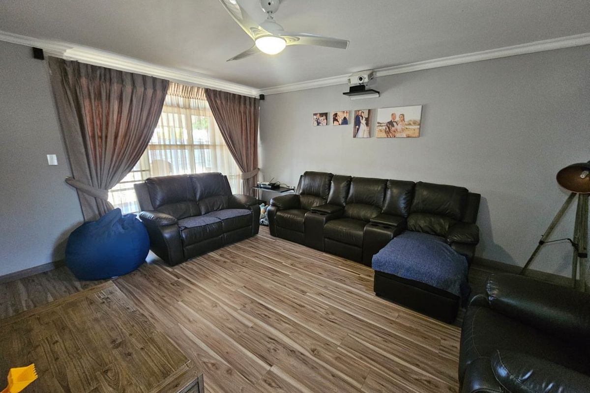 For Sale: Stunning Modern House in Sasolburg - Photo 3
