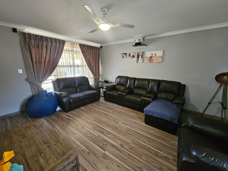 For Sale: Stunning Modern House in Sasolburg - Photo 3