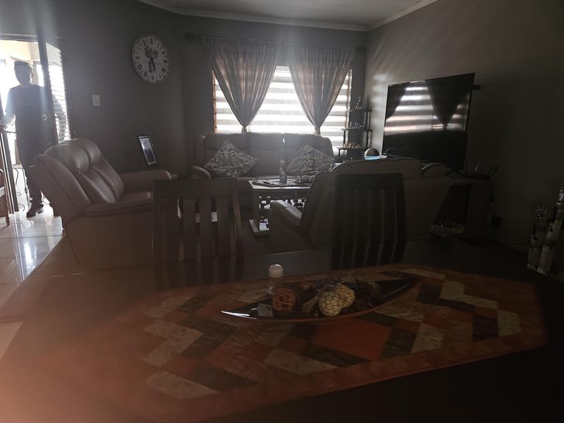 HOUSE WITH A FLAT – SEPARATE ENTRANCE, GATE & PRIVATE YARD - Photo 9