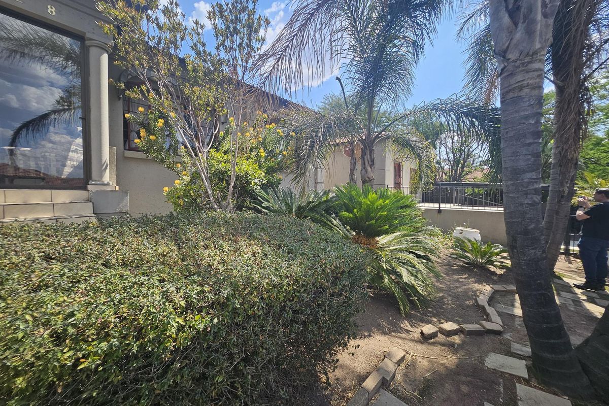 HOUSE WITH A FLAT – SEPARATE ENTRANCE, GATE & PRIVATE YARD - Photo 4