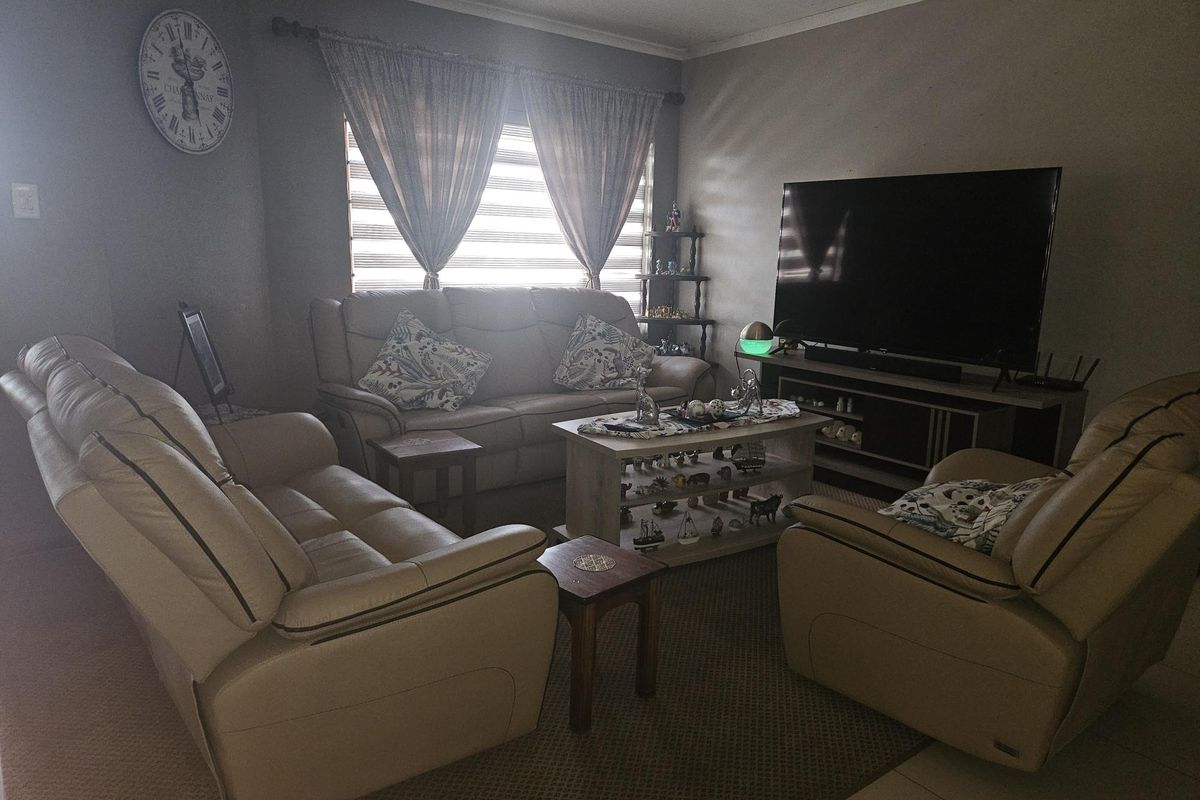 HOUSE WITH A FLAT – SEPARATE ENTRANCE, GATE & PRIVATE YARD - Photo 5