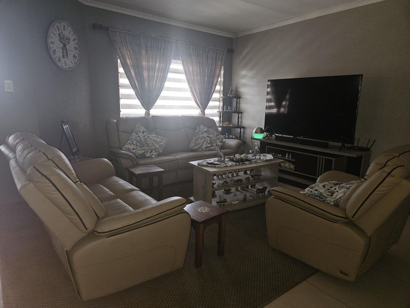 HOUSE WITH A FLAT – SEPARATE ENTRANCE, GATE & PRIVATE YARD - Photo 5