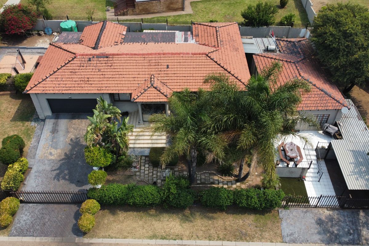 HOUSE WITH A FLAT – SEPARATE ENTRANCE, GATE & PRIVATE YARD - Photo 2