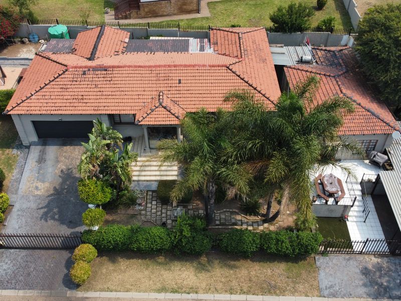 HOUSE WITH A FLAT – SEPARATE ENTRANCE, GATE & PRIVATE YARD - Photo 2