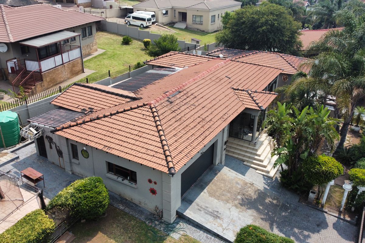 HOUSE WITH A FLAT – SEPARATE ENTRANCE, GATE & PRIVATE YARD - Photo 3