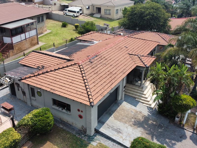 HOUSE WITH A FLAT – SEPARATE ENTRANCE, GATE & PRIVATE YARD - Photo 3