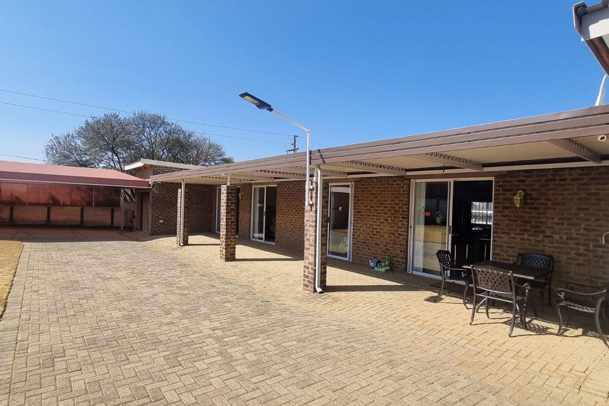 !Stunning House next to Vaal Dam! - Photo 2