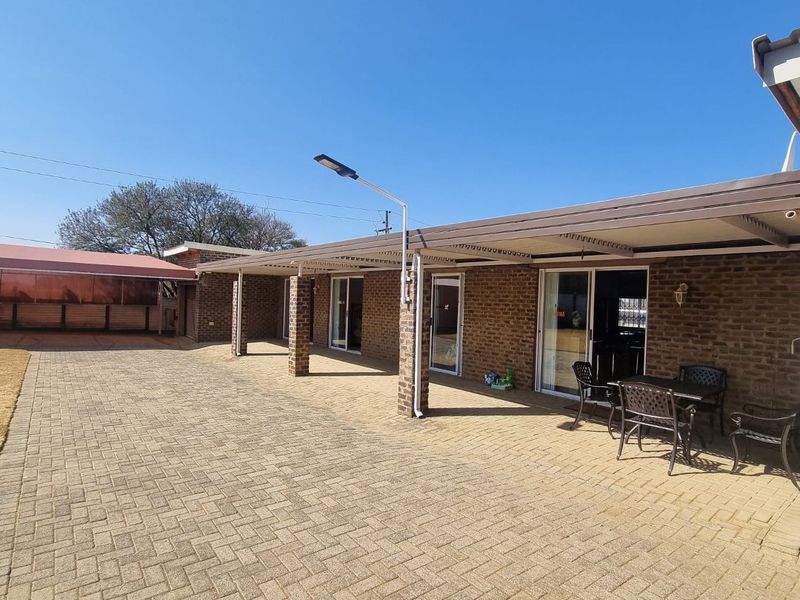 !Stunning House next to Vaal Dam! - Photo 2