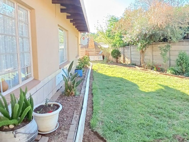Super neat, move in ready family house for sale in Sasolburg walking distance to schools - Photo 2