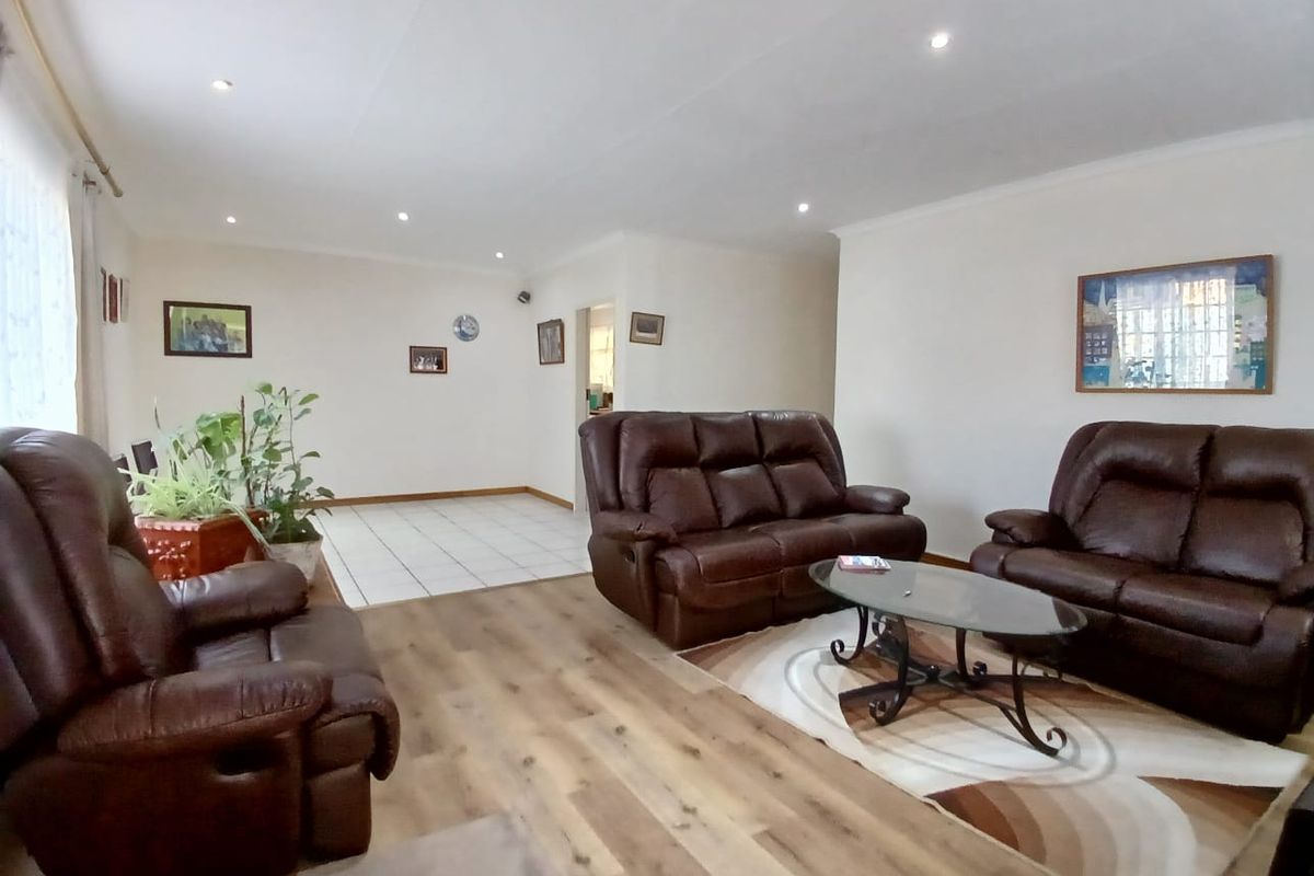 Super neat, move in ready family house for sale in Sasolburg walking distance to schools - Photo 3