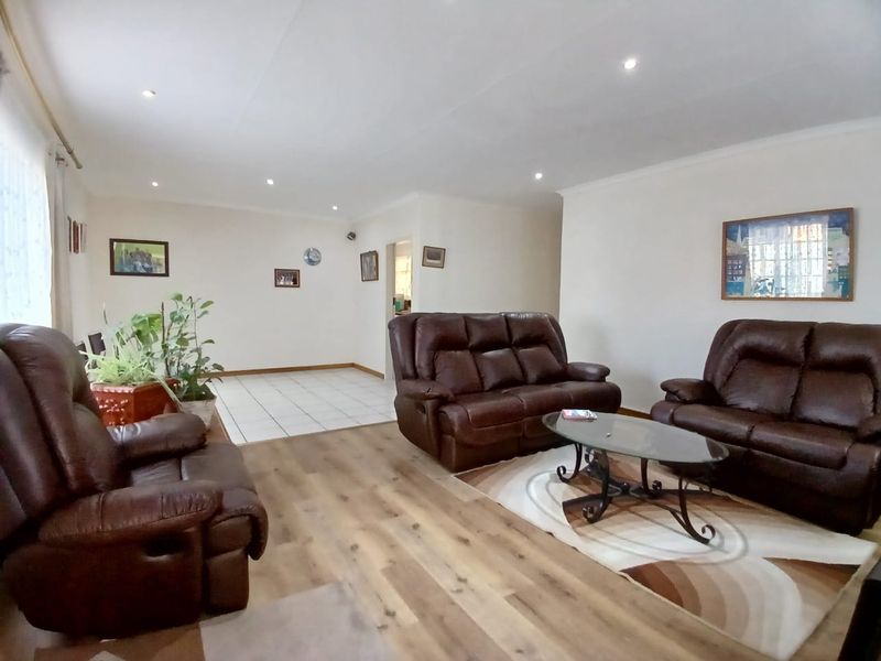 Super neat, move in ready family house for sale in Sasolburg walking distance to schools - Photo 3