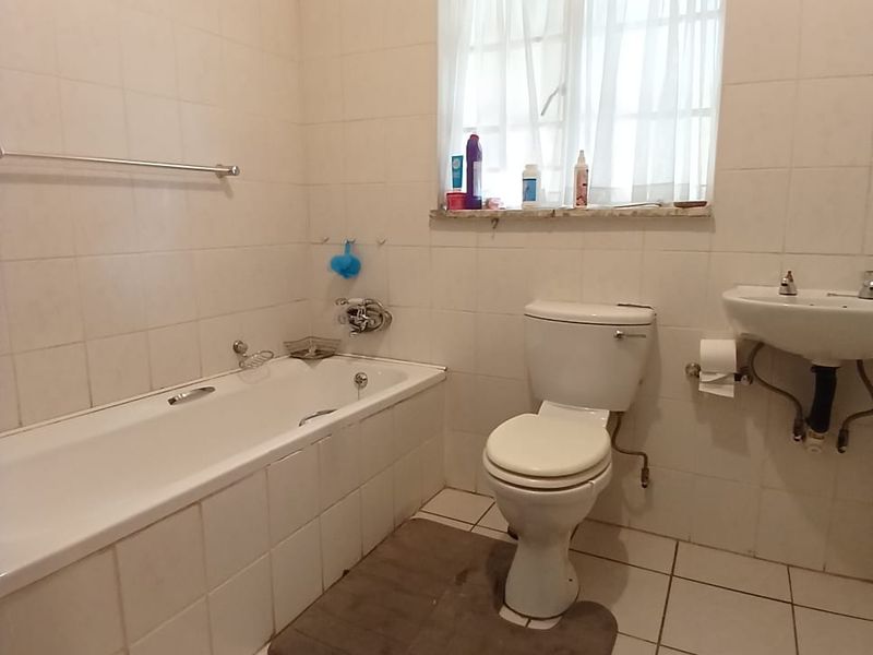 Super neat, move in ready family house for sale in Sasolburg walking distance to schools - Photo 10