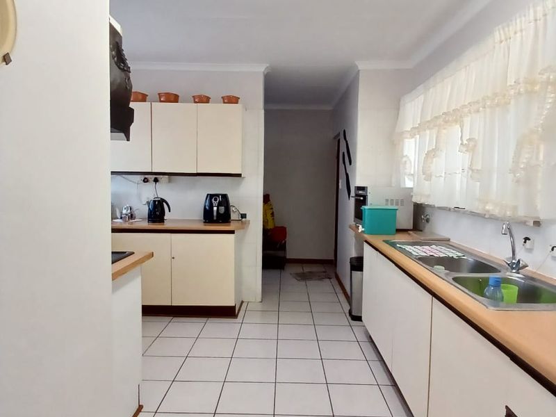Super neat, move in ready family house for sale in Sasolburg walking distance to schools - Photo 8