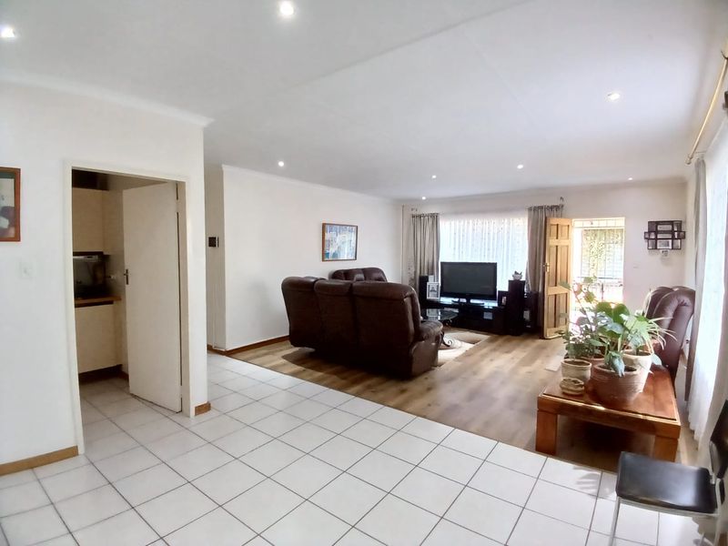 Super neat, move in ready family house for sale in Sasolburg walking distance to schools - Photo 4