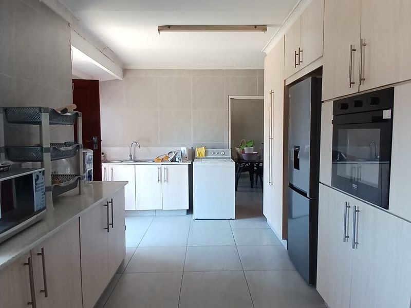 Neat, modern family house walking distance to schools and shopping centers - Photo 10