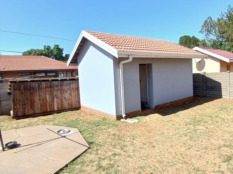 Neat, modern family house walking distance to schools and shopping centers - Photo 9