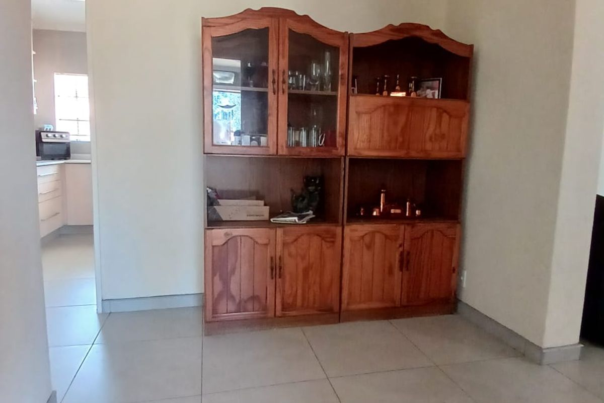 Neat, modern family house walking distance to schools and shopping centers - Photo 3