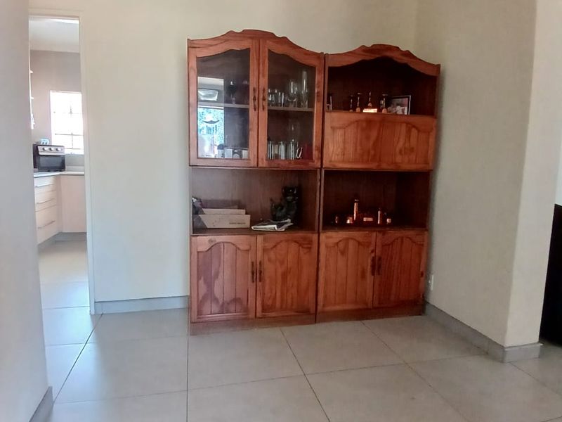 Neat, modern family house walking distance to schools and shopping centers - Photo 3