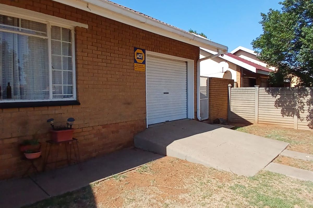 Neat, modern family house walking distance to schools and shopping centers - Photo 2