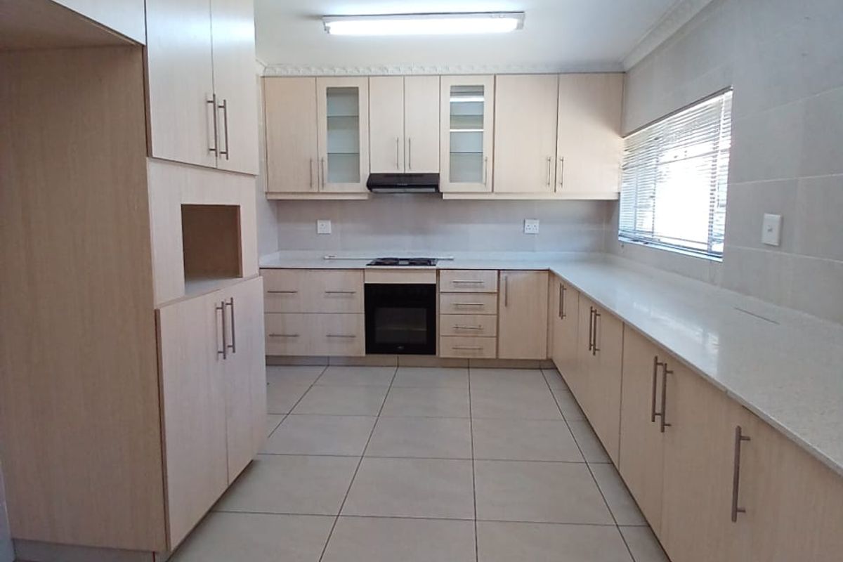 Neat, modern family house walking distance to schools and shopping centers - Photo 2