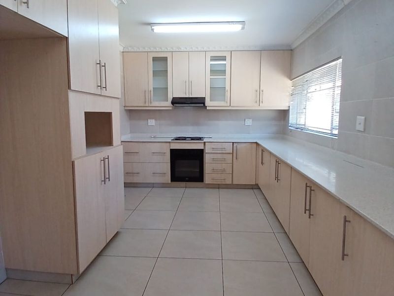 Neat, modern family house walking distance to schools and shopping centers - Photo 2