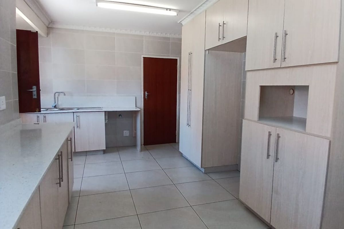 Neat, modern family house walking distance to schools and shopping centers - Photo 4