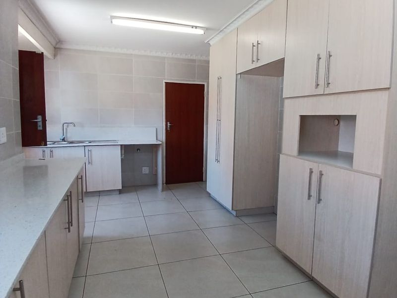 Neat, modern family house walking distance to schools and shopping centers - Photo 4