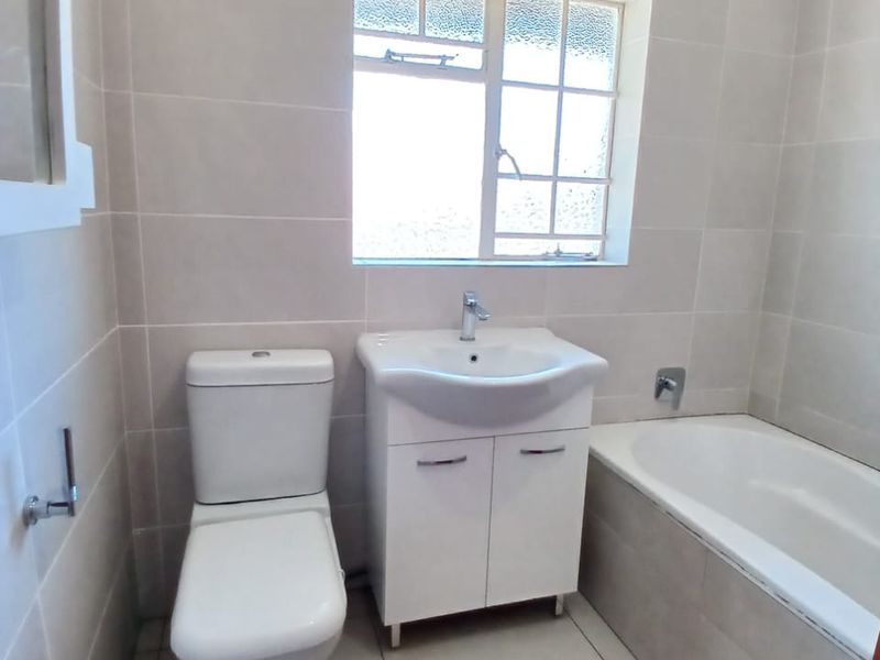 Neat, modern family house walking distance to schools and shopping centers - Photo 8