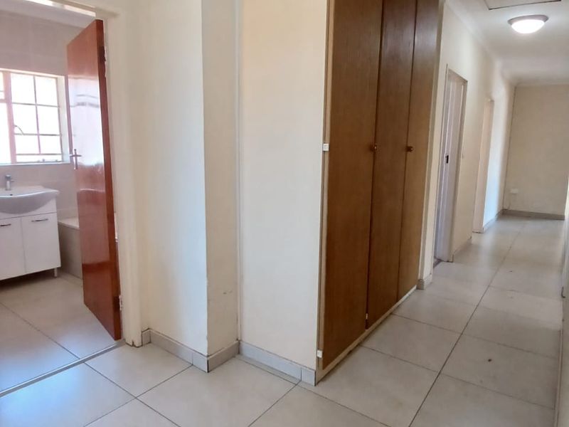 Neat, modern family house walking distance to schools and shopping centers - Photo 9