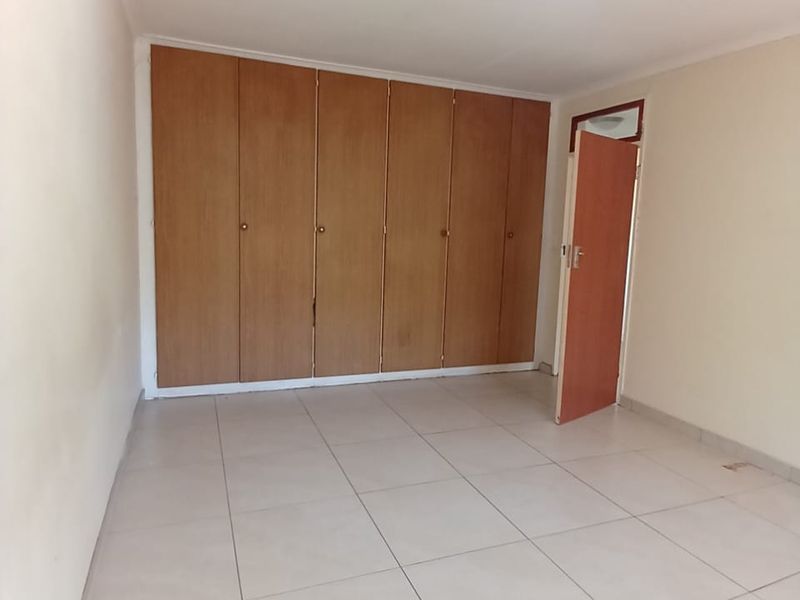 Neat, modern family house walking distance to schools and shopping centers - Photo 6