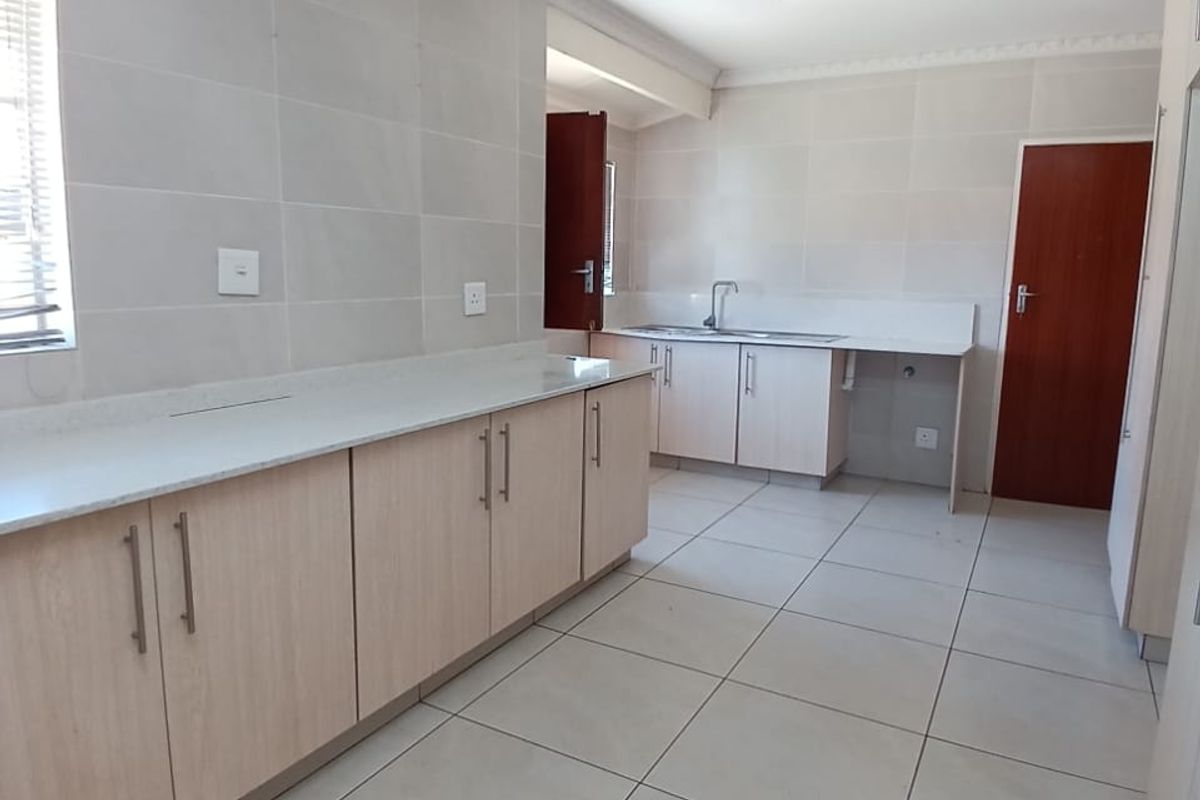 Neat, modern family house walking distance to schools and shopping centers - Photo 3