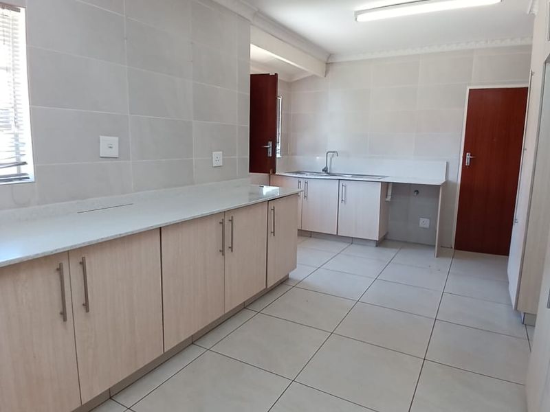 Neat, modern family house walking distance to schools and shopping centers - Photo 3