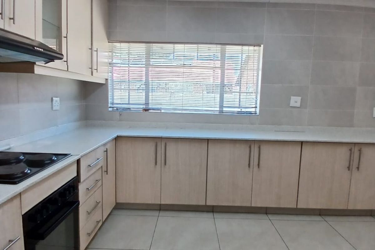 Neat, modern family house walking distance to schools and shopping centers - Photo 5
