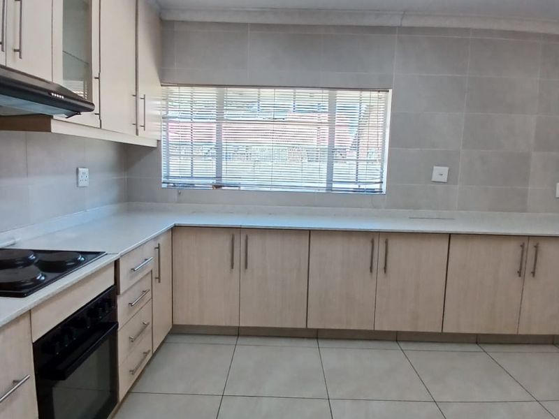 Neat, modern family house walking distance to schools and shopping centers - Photo 5